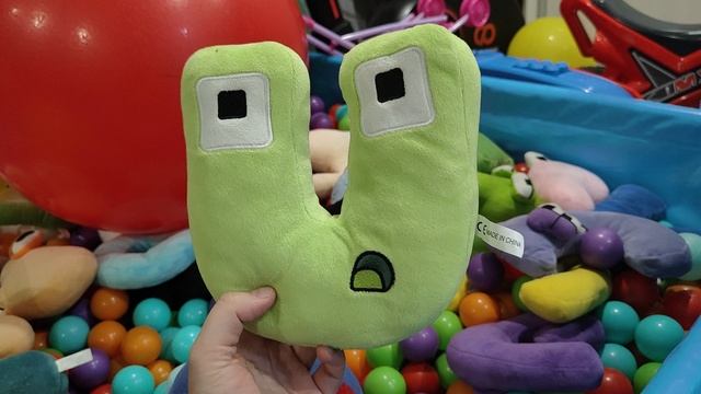 играем и изучаем букву U английского алфавита лор для детей, мягкая игрушка alphabet lore