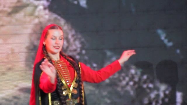 фестиваль дружбы народов. выступают "дети гор"