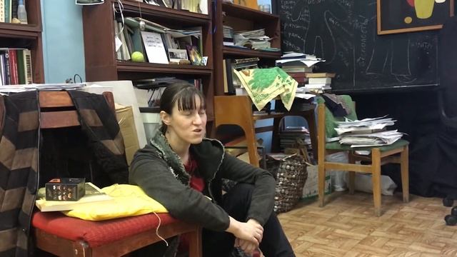 К ГЕРОЮ НА ПОЛУ