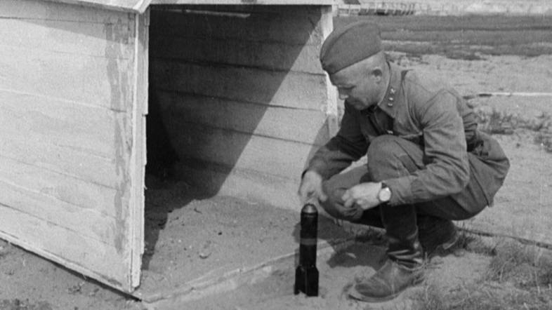 Демонстрация огнеупорного покрытия деревянных частей домов. Лето 1941