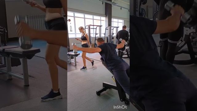 Y-T отведения рук с гантелями на наклонной скамье.