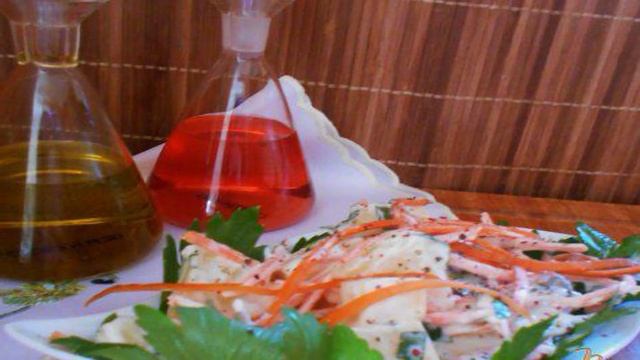 Салат из моркови, сыра и ананасов