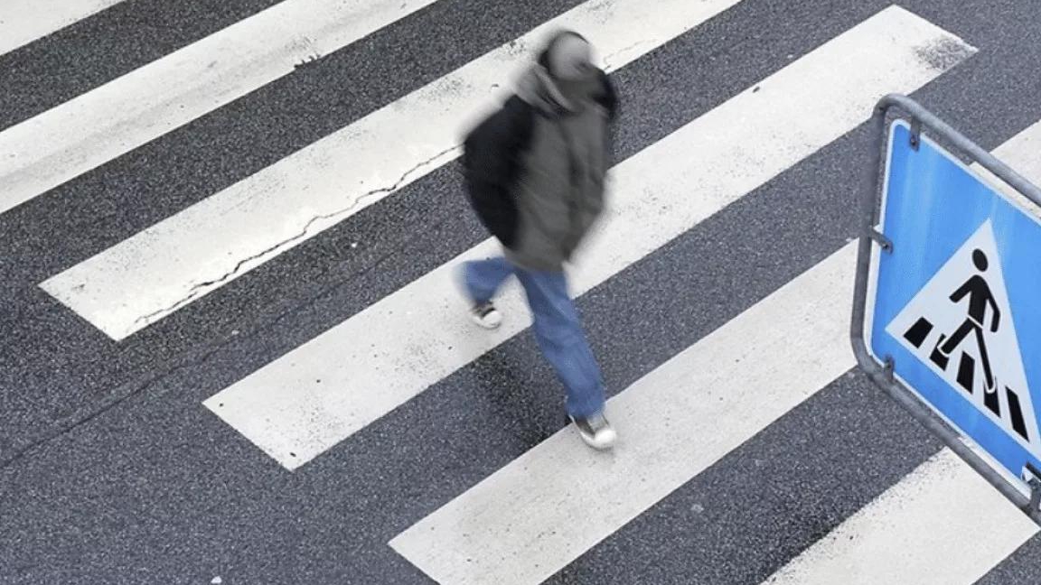 Можно ли продолжать движение сразу после того, как пешеход прошел часть перехода