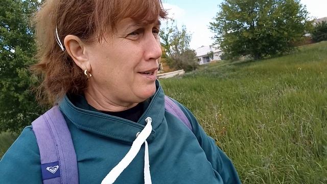 Бабушка работает во вторую смену в школе.По дороге домой нападают бездомные собаки.