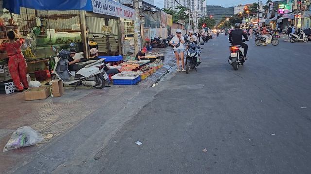 Заехали на вечерний рынок для местных, рыба, морепродукты, да и все остальное...