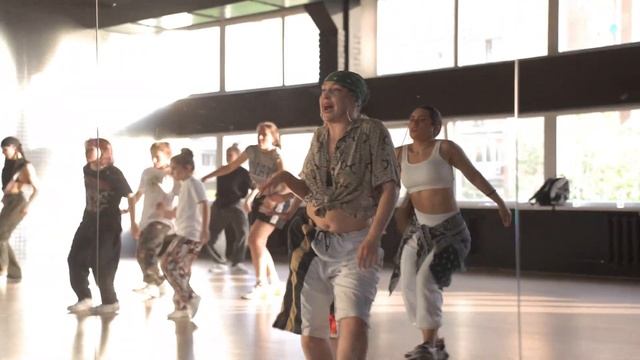 Марина Колушова. Педагог по HIP-HOP. ПН/СР 19:00.