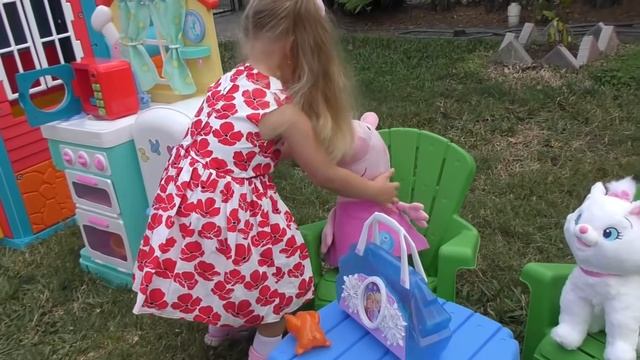 Диана и Рома Приключения Дианы и ее игрушек на природе