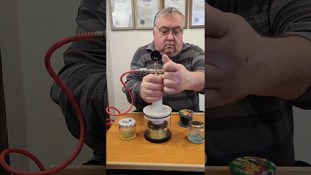 Вакуумный укупорочный аппарат для банок с икрой