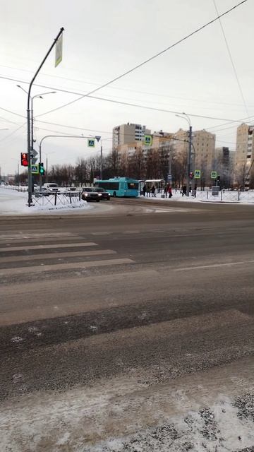 Пешеход бежит на красный.