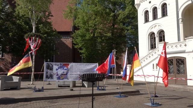Sergej_Netschajew_von_den_Nazis_am_Elbe_Day_öffentlich_gedemütigt!