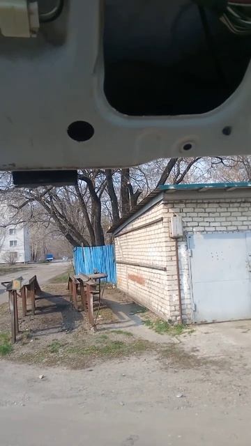Когда дребезжит дверь автомобиля, за обшивку завалился болтик или гайка