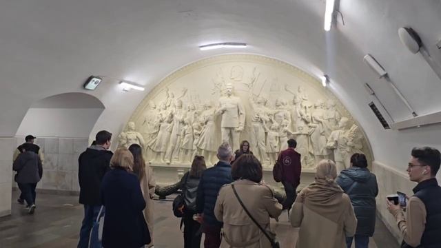 🚇У барельефа со Сталиным уже фотографируются, многие несут цветы🚇
