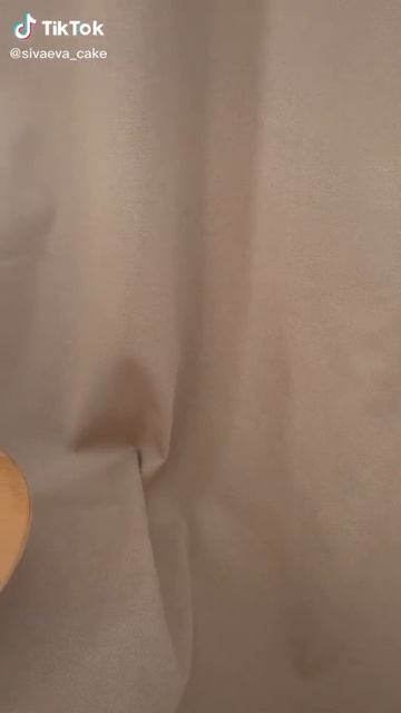 Я ем тортик, потому что у кого то сегодня день рождение