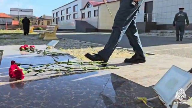 Возложение цветов в память о солдатах, погибших в Великой Отечественной войне