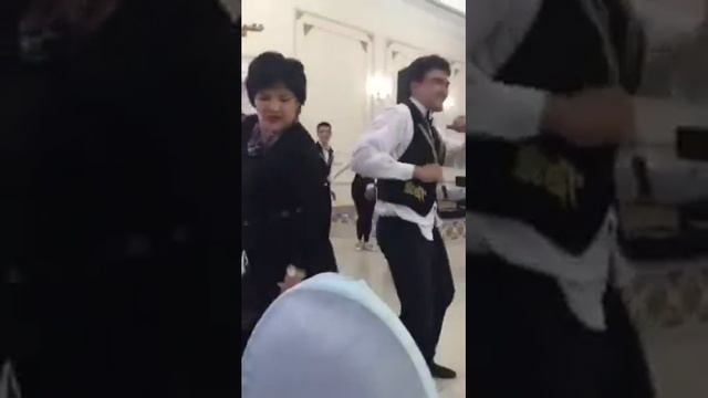 женщина зажигает