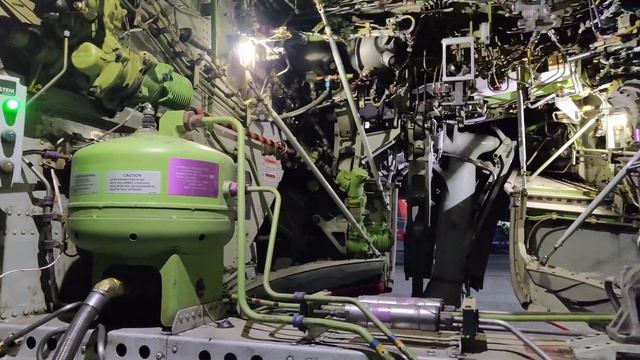 Экскурсия в технический отсек самолёта Боинг. Вы увидите то, что скрыто от глаз пассажиров.