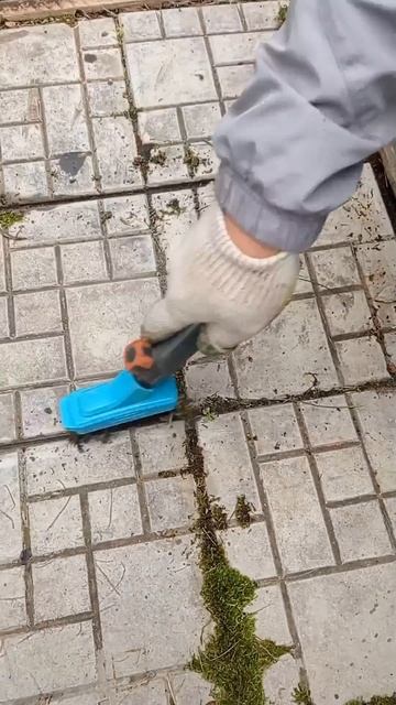 Чистим швы между плитками.