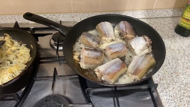 Рыба тушеная под овощами. Минтай с луком и морковью