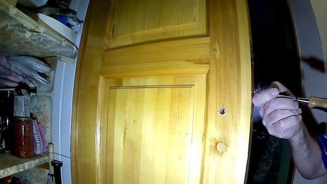 Установка накладного замка на деревянную дверь.