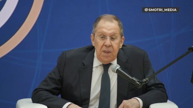 Лавров назвал Зеленского жалким человеком
-Бегает, требует встретиться лично.