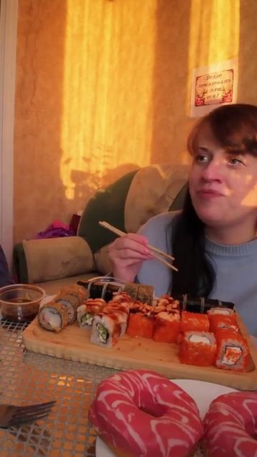 Когда не умеешь есть роллы / Приколы / 14. 05. 2025