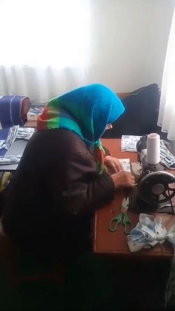 Бабушке 95 лет, а она помогает людям тем, что шьёт маски