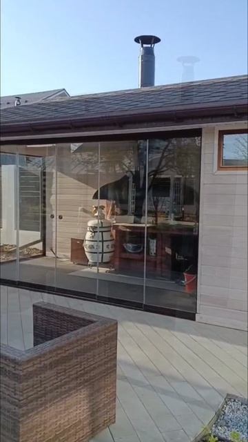 Безрамное подвижное остекление беседки