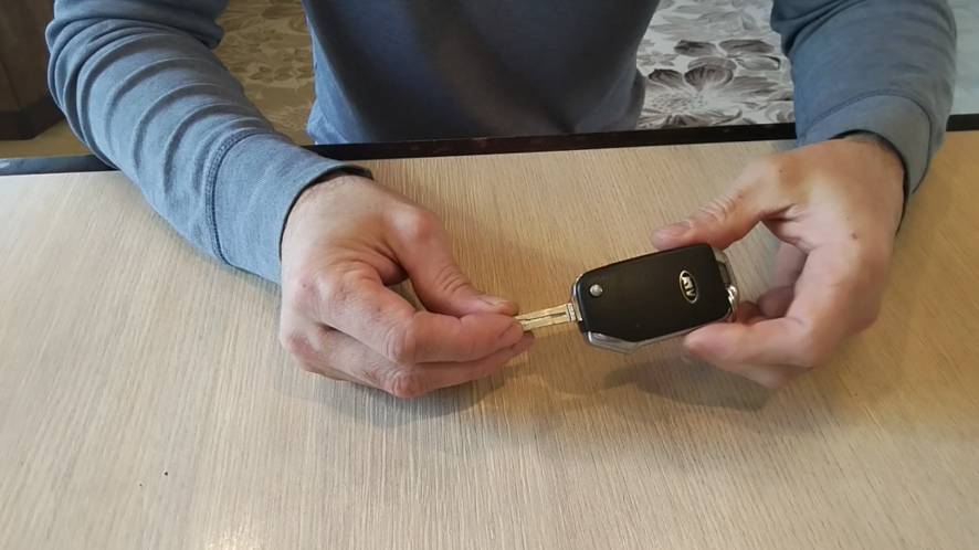 Замена батарейки ключа зажигания KIA Sportage IV