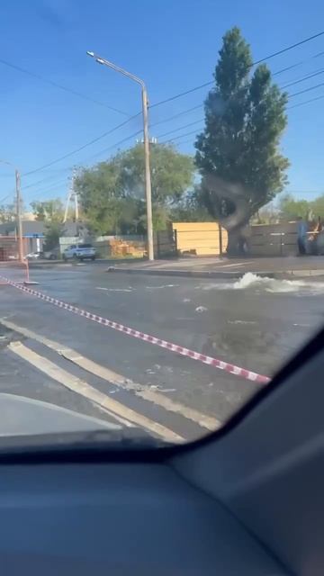 ПРОРЫВ НА ДОРОГЕ: на Вятской прорывало трубу — проезжая часть была залита водой.