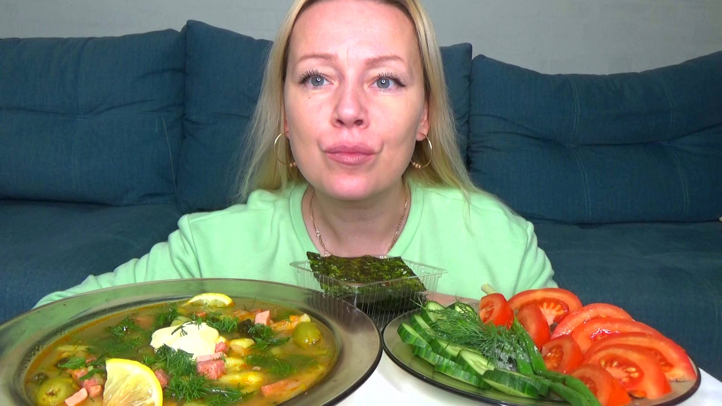 Мукбанг  суп  солянка ,нори с сыром, овощи. еда на камеру.