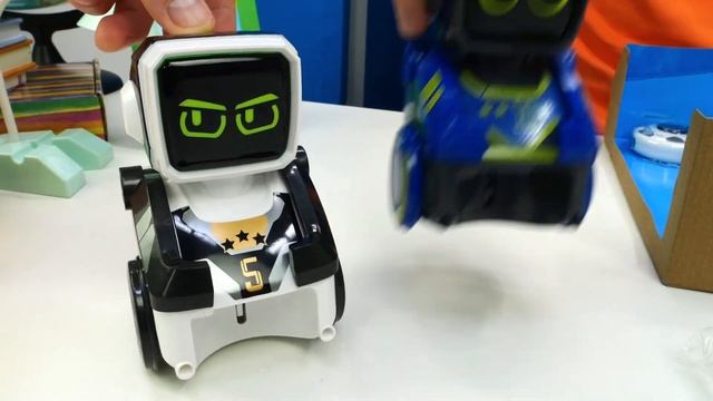 Роботы и Супер Кот учатся играть в футбол⚽ Видео про игрушки: открываем игровые наборы для детей