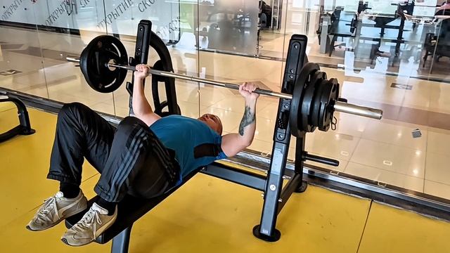 Соточка с ногами на скамье