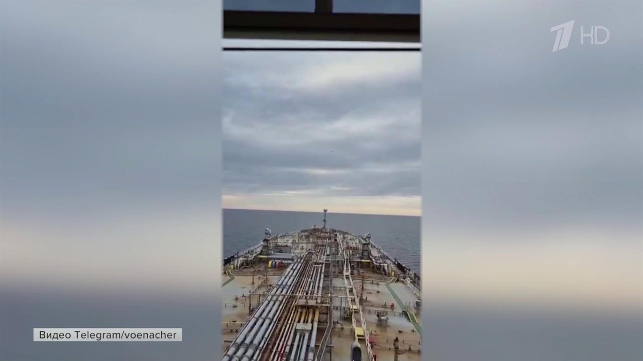Экипаж истребителя Су-35 пресек попытку захвата в Балтийском море нефтяного танкера, шедшего в Ро...