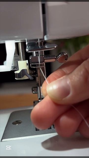 Как ЗАПРАВИТЬ НИТКУ в швейную машинку?