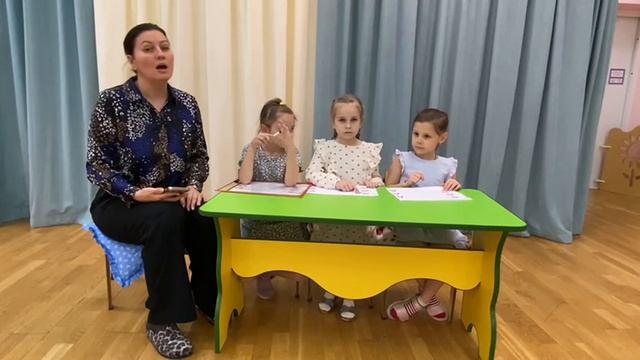Распевание гласных. Можно работать с игрушкой, маркероми или просто вести пальчиком!
