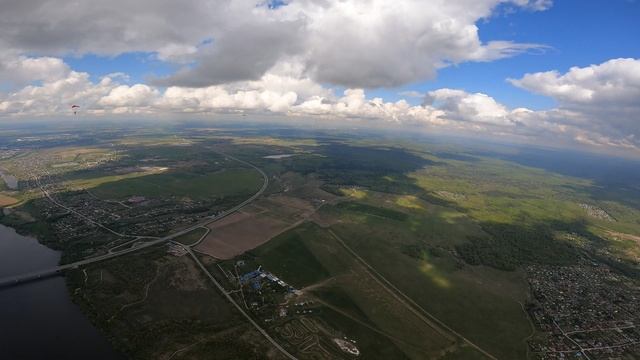 Прыжок с парашютом по границе огромного облака