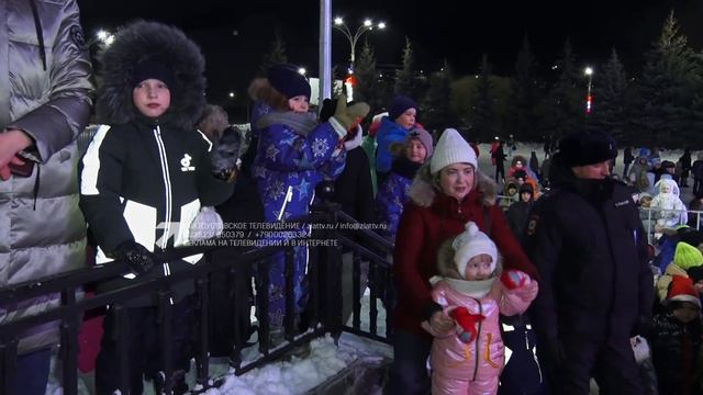 Горожане встретились с Дедом Морозом и Снегурочкой