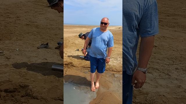 Горячий источник на берегу Каспийского моря.