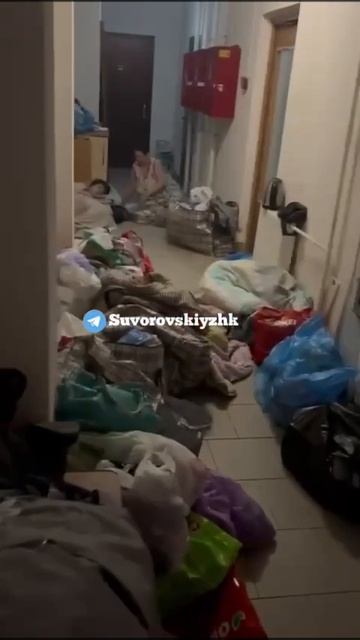 НЕКУДА ИДТИ: мать и дочь - оккупировали подъезд в многоэтажке на Петренко, 28.