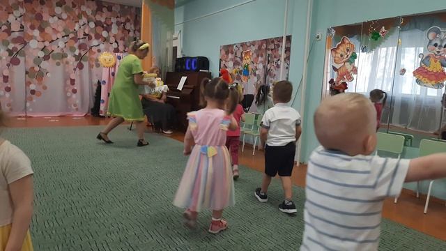 весенний утренник 2 младшая группа