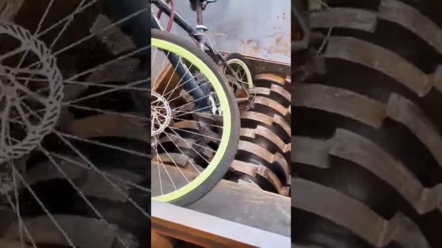 🙈 Берегите пальцы

Подборка уничтожения предметов в промышленном шредере.Ужассс😱