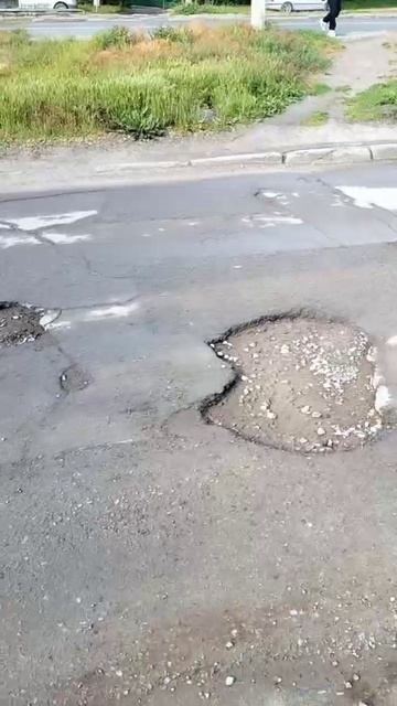 РАЗБИТАЯ ДОРОГА: жители Волгодонска жалуются на ямы от перекрёстка с улицей Степной.