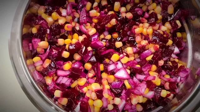 Салат с запеченной свеклой и кукурузой.