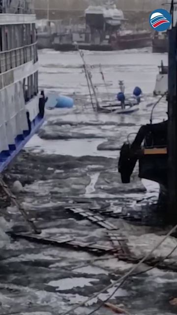 Неожиданный инцидент: В Якутии два судна затонули в Жатайском затоне