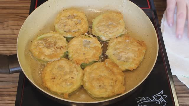 Жареные кабачки с мясным фаршем на сковороде.  Кабачки с чесночным соусом.