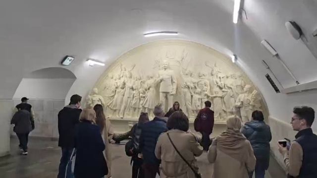 В Москве у только что открытого барельефа с товарищем Сталиным уже начали возлагать цветы !!!