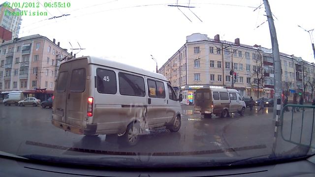 Маршрутки в Саранске ездят на красный сигнал светофора.