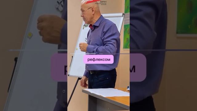 почему нужно держать две руки,на руле