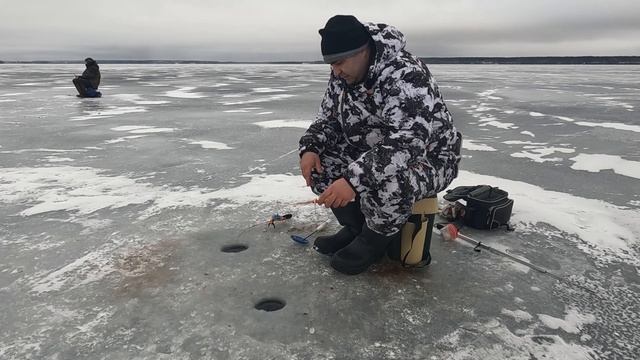 Первая зимняя рыбалка / Неожиданный улов / Соседи спасли ситуацию