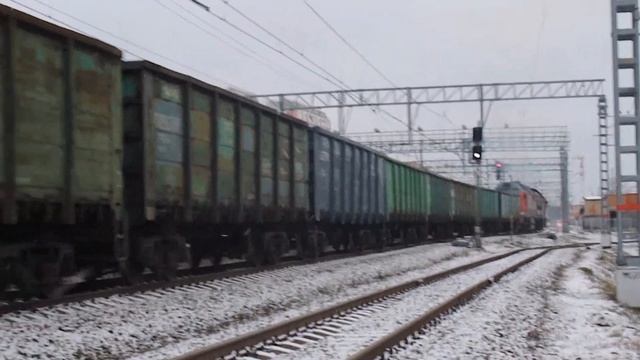 Тепловоз 2ТЭ25Км-0434 с грузовым поездом прибывает на станцию Железнодорожная.